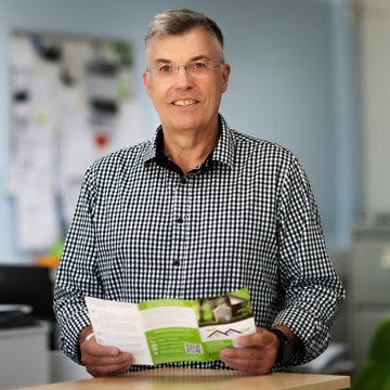 Jörg Stelzer im Vetrieb, Experte für Schimmel bei SchimmelPapst, im Büro am Hauptstandort Straubing Salching.