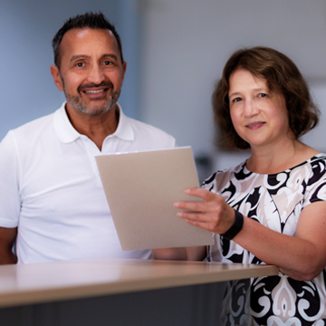 Mustafa Sabri, Geschäftsführer der SchimmelPapst GmbH und Ingrid Gall, Verwaltung, im Büro am Hauptstandort Straubing Salching.