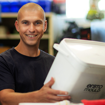 Kevin Peintinger, Franchise Partner, Experte für Schimmel bei SchimmelPapst, in der Werkstatt am Hauptstandort Straubing Salching.